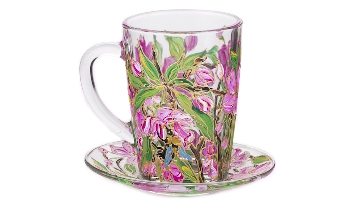 décoration sur verre avec des motifs floraux une tasse a thé dessine aux peintures roses et verte