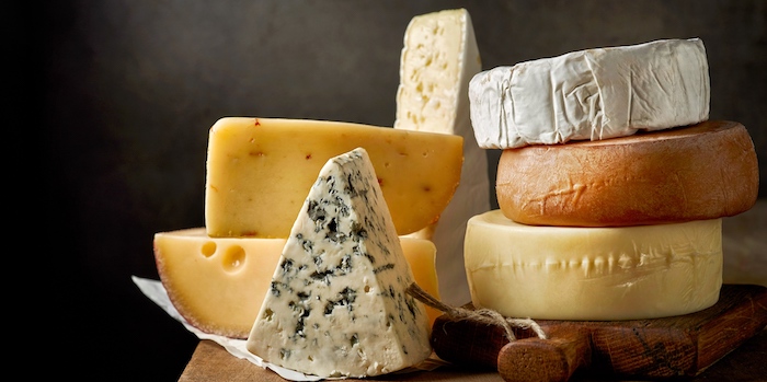 différentes types de fromage sur une planche en bois roquefort bri et gouda
