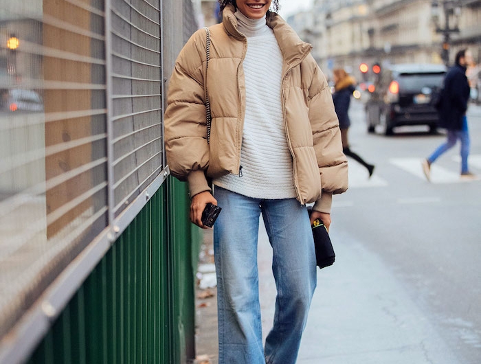 doc martens femme noir associées avec un jean jacket de l hiver et un pull tricoté blanc
