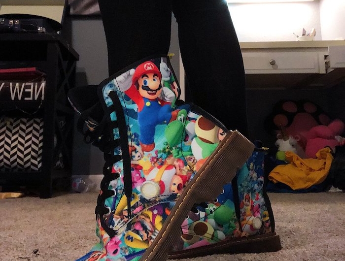 doc martens feurs customisées avec des dessins de mario chaussure d enfant