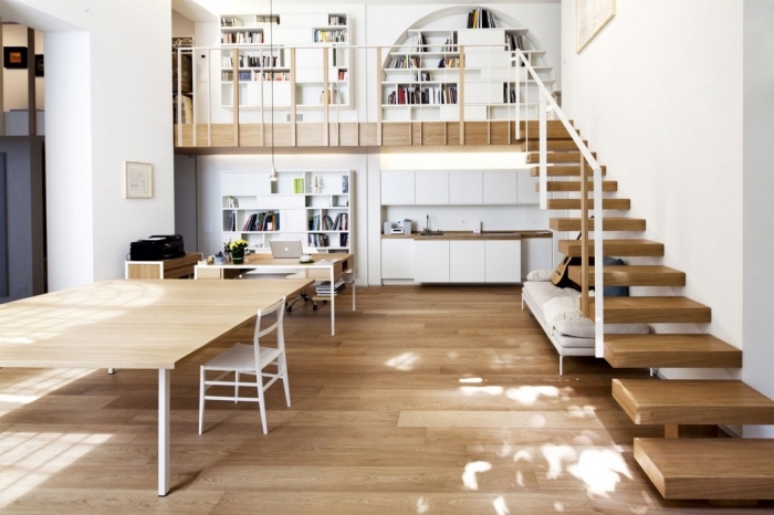 décoration maison avec mezzanine parquet bois table bois chaise blanche escalier moderne étage bibliothèque
