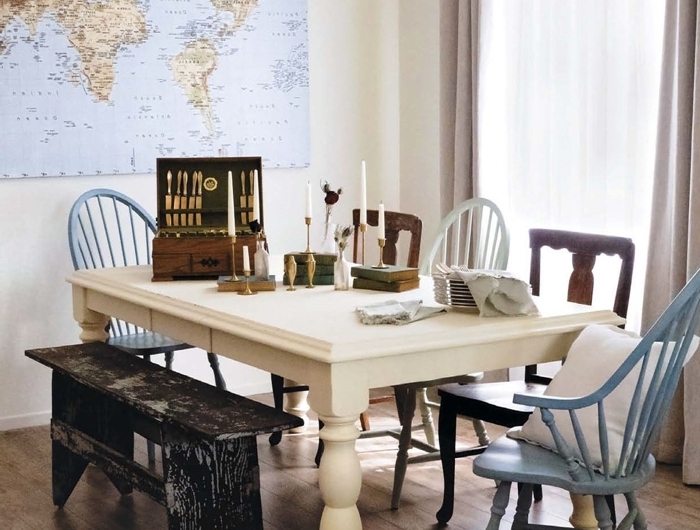 décoration salle manger table bois chaise couleur blanche rideaux rose poudré carte monde peinture chaise bois