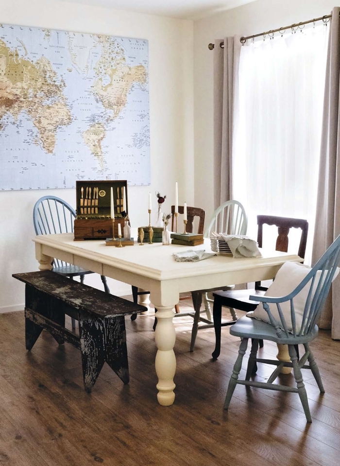 décoration salle manger table bois chaise couleur blanche rideaux rose poudré carte monde peinture chaise bois