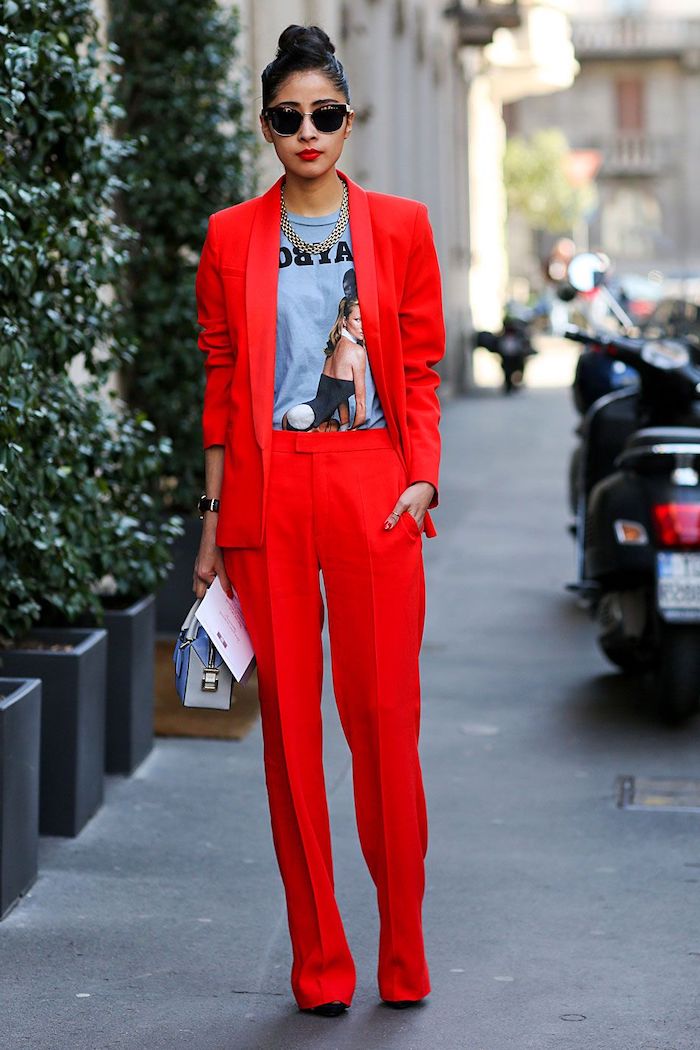 ensemble blazer femme avec un pantalon long rouge des lunettes de soleil et un t shirt imprimée une femme)avec un sac a main
