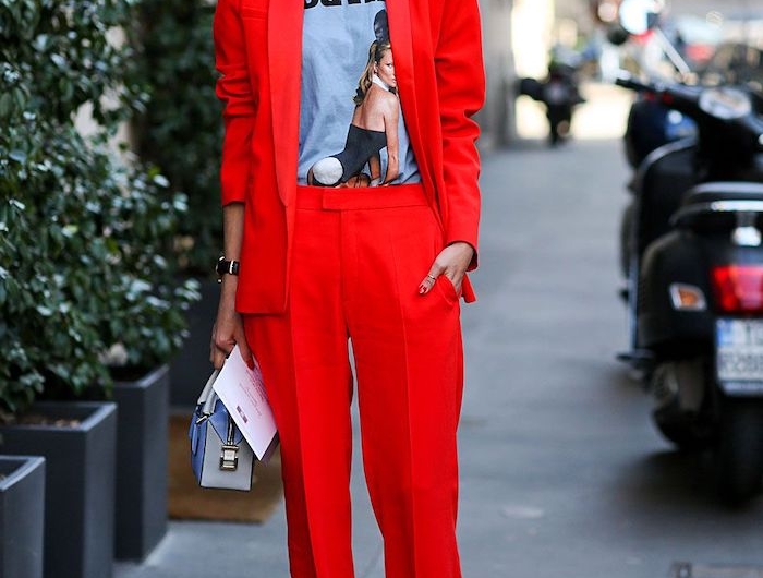 ensemble blazer femme avec un pantalon long rouge des lunettes de soleil et un t shirt imprimée une femme)avec un sac a main