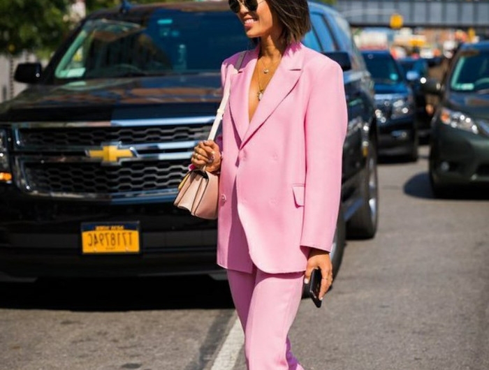 ensemble blazer pantalon parfaitement combinés avec pair de baskets et sac en cuir rose