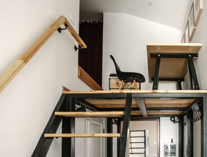 escalier moderne noir et bois appartement mezzanine bureau a domicile meubles bois chaise noire