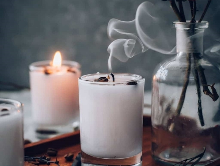 faire ses bougies parfumées soi même contenant en verre plateau bois diy bougie cire naturelle