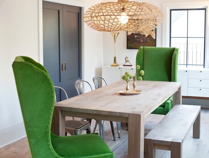 fauteuil vert table bois lustre chaise de couleurs différentes banquette bois revêtement parquet stratifié