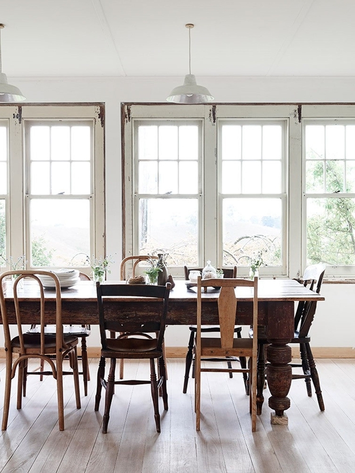 fenêtre blanche lampe chaise dépareillée bois accents table à manger bois brut style rétro rustique