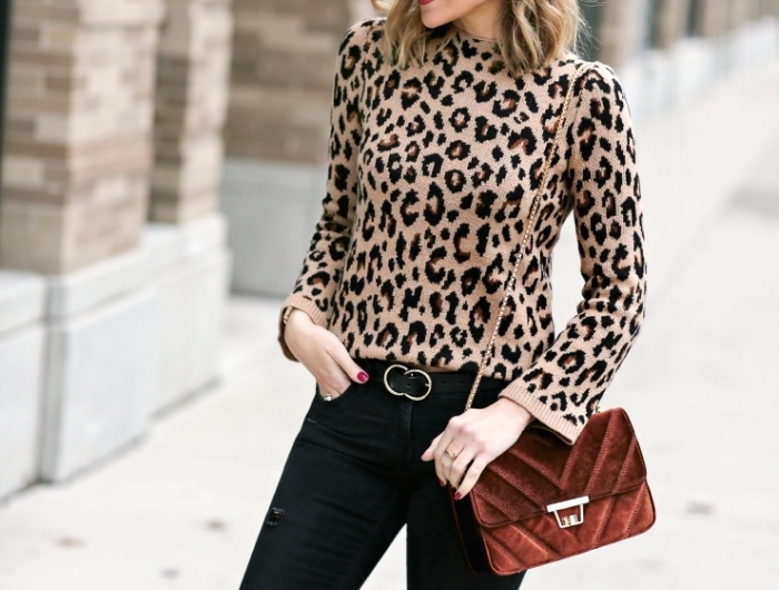 haut leopard idée tenue femme chic pull léopard pantalon déchiré jeans noirs troués