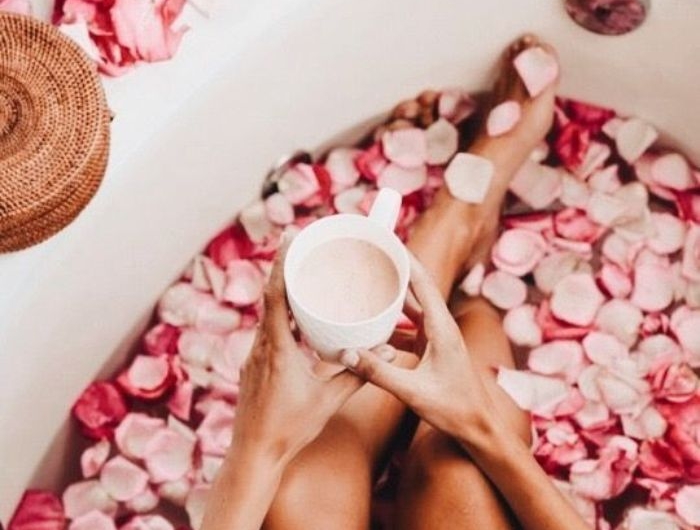 idee deco salle de bain aesthetic baignoire remplie d eau et de pétales de rose tasse de chocolat chaud panier tressé