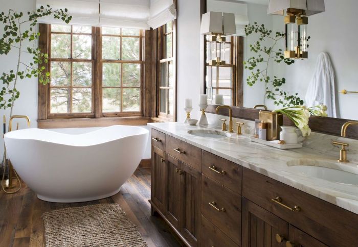 idee deco salle de bain bois plan de travail marbre miroir robinetterie or parquet bois baignoire blanche plantes vertes d intérieur