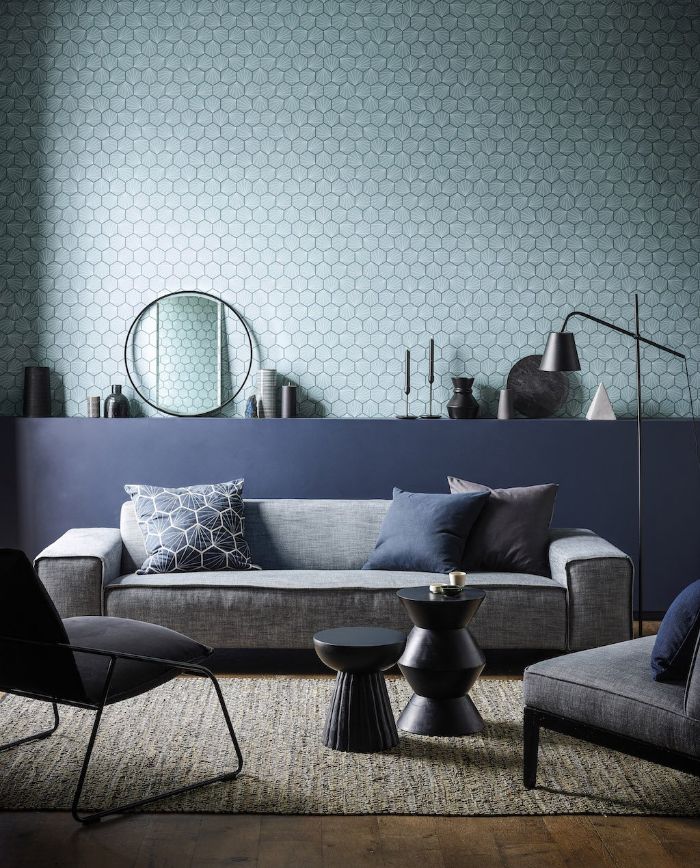 idee deco salon bleu gris et blanc avec canapé chaises et fauteuils gris et tables grises accents deco minimaliste