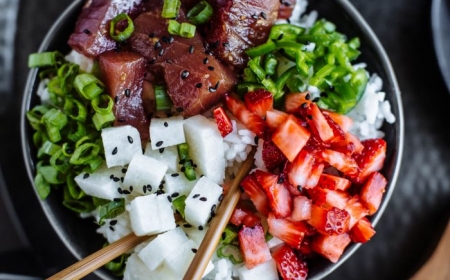 idee poke bowl à base de thon rouge tranches de fraises et cubes de coco poivron rouge servis sur riz jasmin