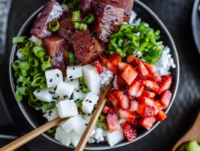 idee poke bowl à base de thon rouge tranches de fraises et cubes de coco poivron rouge servis sur riz jasmin