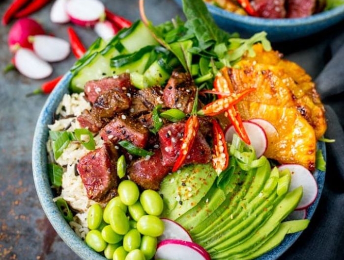 idee repas du soir équilibré buddha bowl poke au steak boeuf avocat feves autres légumes sur canapé de riz