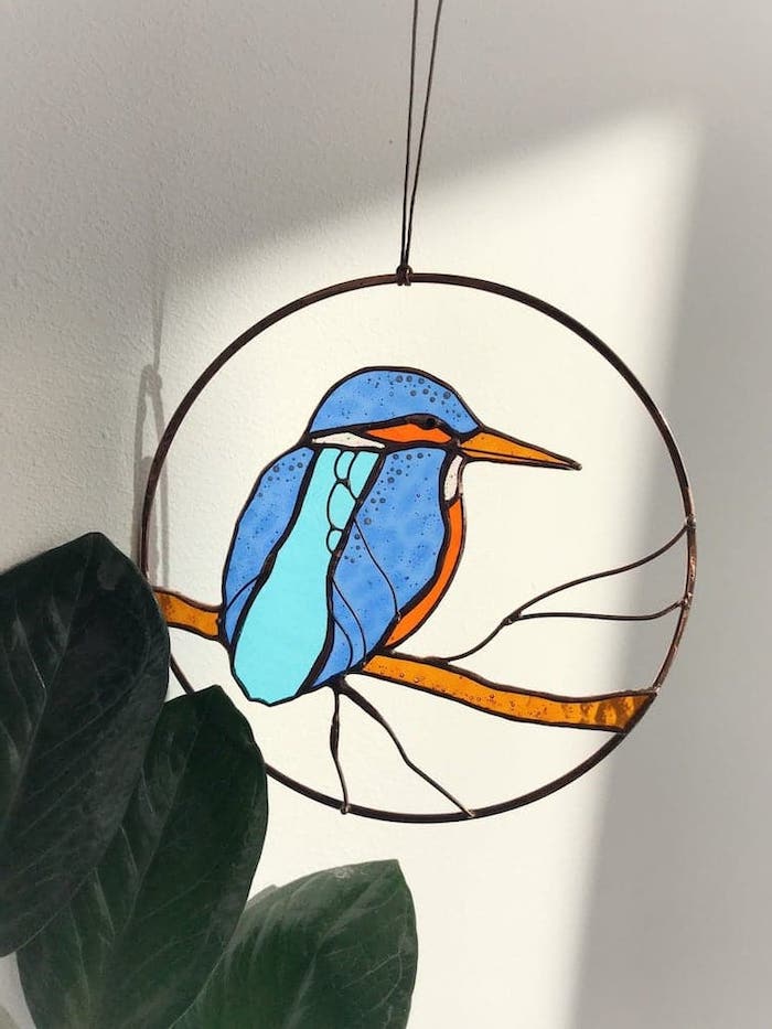 idée d actvité manuelle pour peinture sur verre une figure verriere d oiseaux pendante d une corde