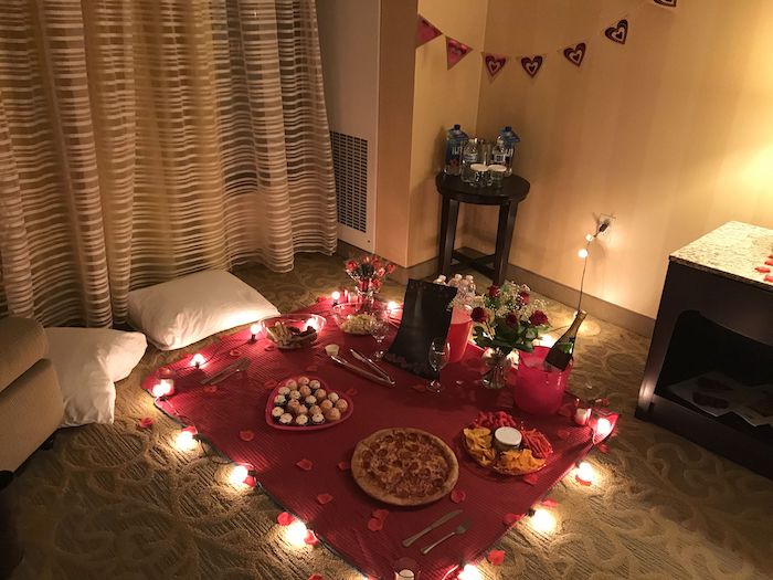 idée originale saint valentin pour un pique nique dans la maisoon une couvrture au sol avec des bougies et des lampes
