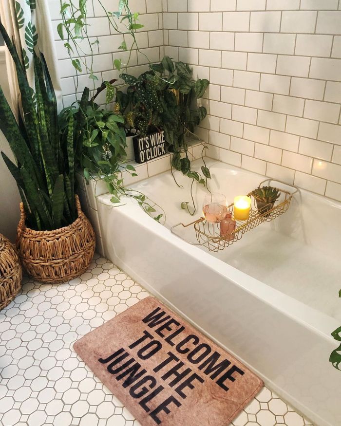 idée ambiance salle de bain style jungle urbain baignoire blanche bougies plantes vertes salle de bain