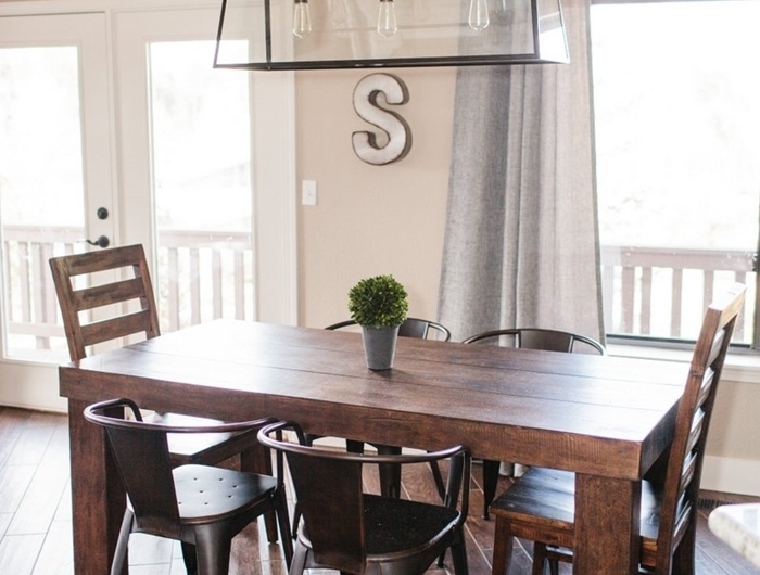 idée déco salle à manger carrelage imitation bois décoration intérieure blanc et bois meubles nature chaise métal