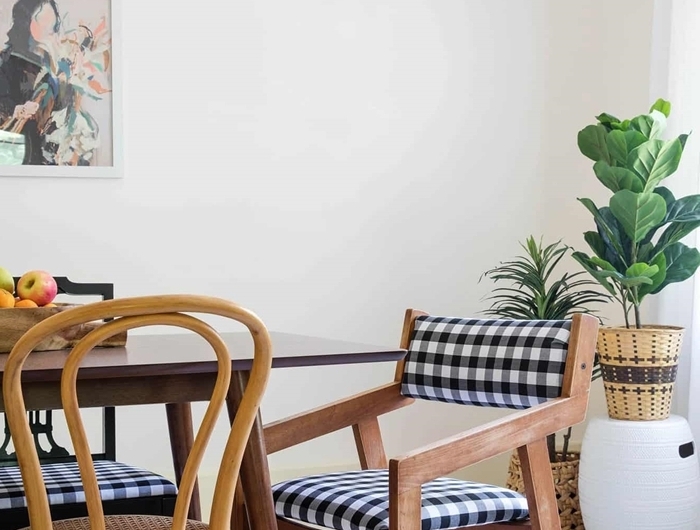 idée déco salle à manger chaise bois plante verte intérieur cache pot tressé tableau peinture luminaire moderne