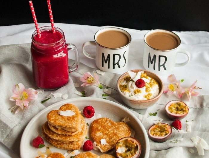 idée repas amoureux vite fait smoothie fraises tasse de café crêpe en forme de coeurs pétales fleurs