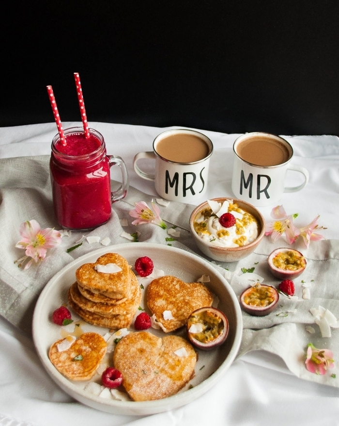 idée repas amoureux vite fait smoothie fraises tasse de café crêpe en forme de coeurs pétales fleurs