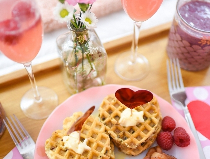 image de petit déjeuner bouquet de fleurs gauffres crème fraîche fruits bacon rôti verre boisson