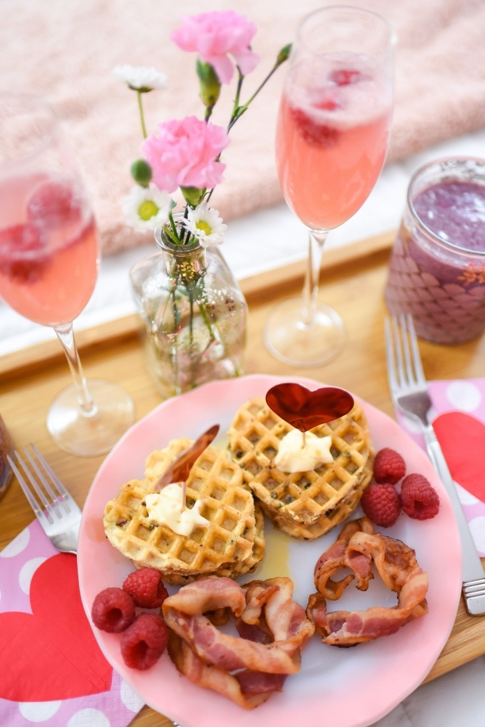 image de petit déjeuner bouquet de fleurs gauffres crème fraîche fruits bacon rôti verre boisson