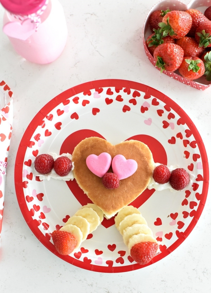 image petit déjeuner assiette ronde motifs coeurs rouges crêpe crème fraîche banane fraises