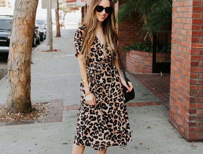 imprimé léopard sandales rouges lacets accessoires mode lunettes de soleil robe d été genoux