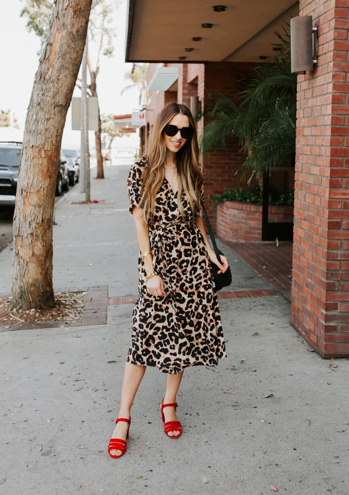 imprimé léopard sandales rouges lacets accessoires mode lunettes de soleil robe d été genoux