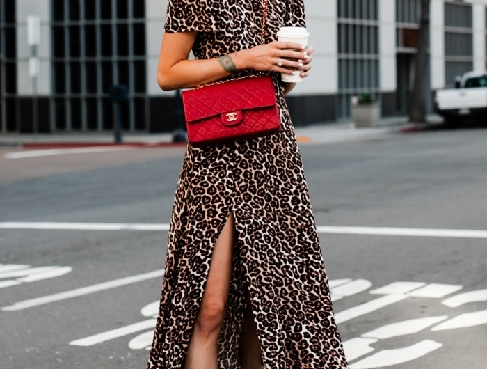 imprimé léopard tendance mode femme motifs animaliers robe longue fluide manches courtes