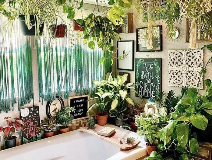 inspiration salle de bain style jungle avec plusieurs plantes vertes en pot baignoire blanche à revêtement de bois murs gris