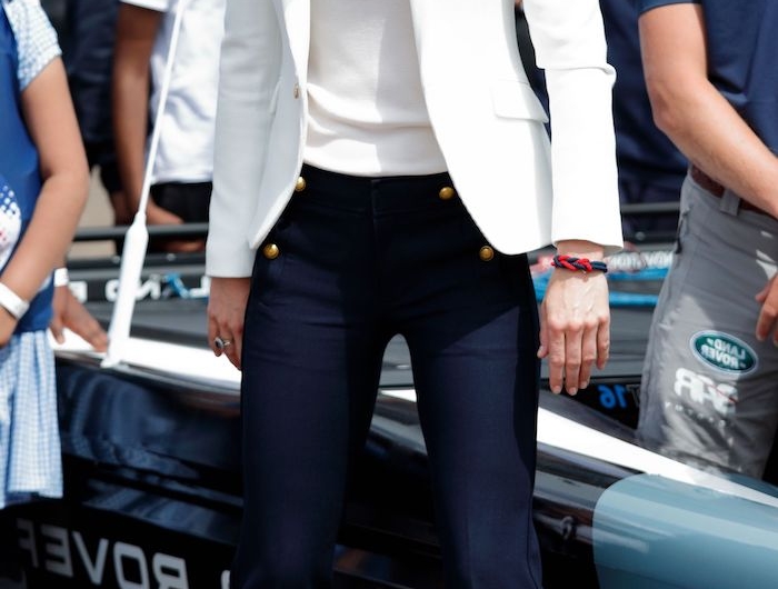 kate middleton porte une veste blanche et pantalon bleu marine comment combier un taileur chic