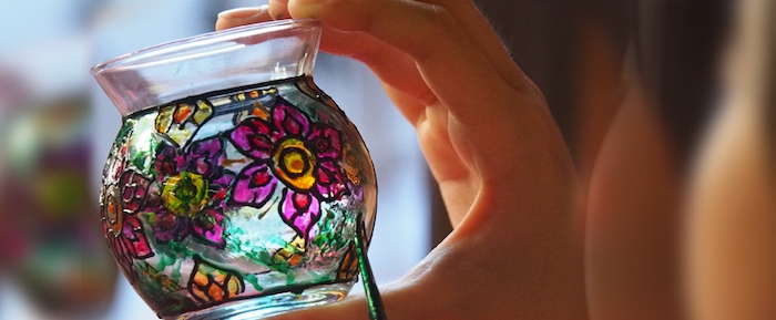 le processus de peindre une vase a l aide d une peinture acrylique t d un pinceaux