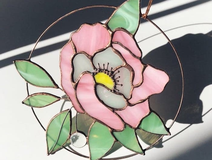 loisir créatif adulte comment faire peinture sur verre un exemple de fleur verrier en rose