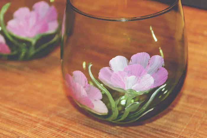loisir créatif adulte idée de peinture sur verre avec des motifs floraux deux fleurs roses