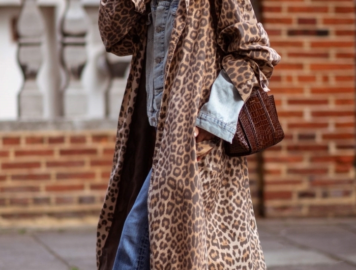 manteau long motif léopard tendance imprimés mode femme jeans rétro veste denim accessoires