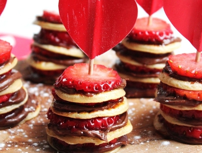 meilleur petit déjeuner crêpe chocolat fondu noir fraises coeurs papier rouge plateau bois