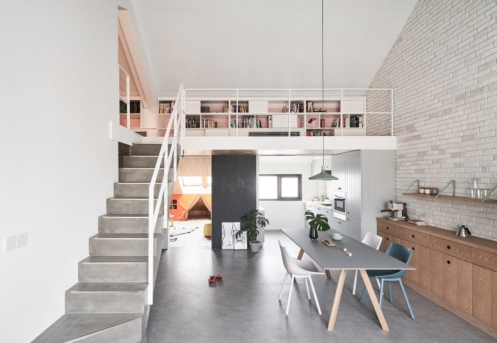mezzanine appartement revêtement sol béton escalier moderne table à manger gris cuisine en longueur