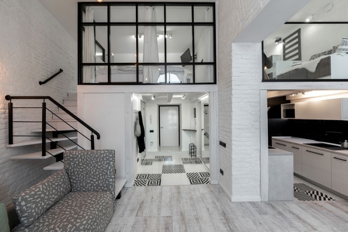 mezzanine chambre adulte design intérieur décoration en blanc et noir escalier noir vitrage parquet blanc et gris