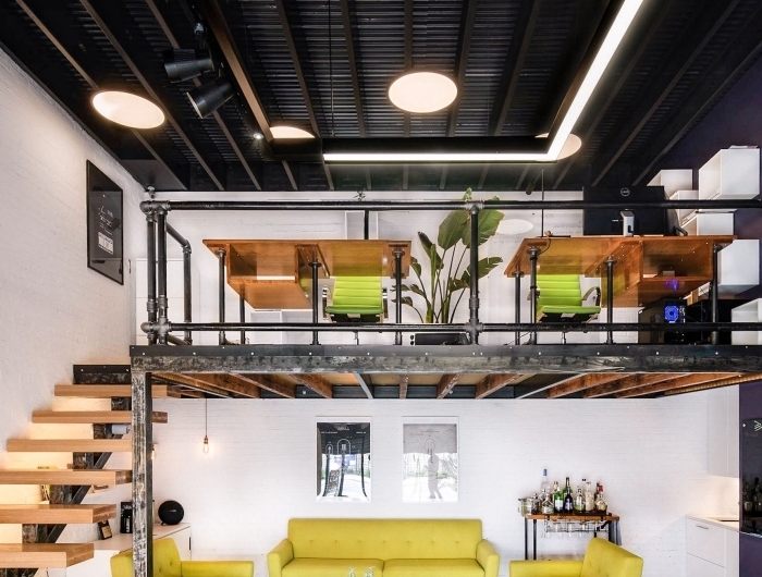 mezzanine metal constuction bois et fer décoration style industriel meubles salon vert jaune table industrielle