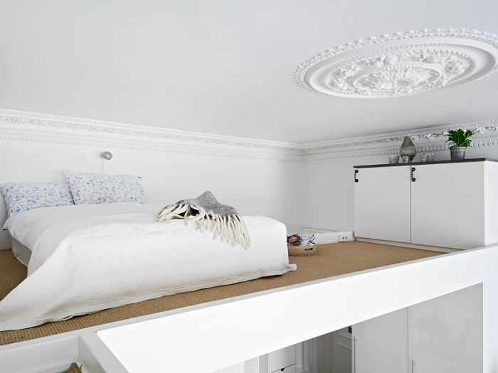 mezzanine petit espace déco minimaliste linge de lit blanc jeté franges meubles bois blanc