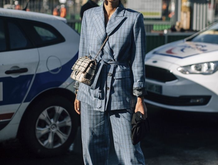 modèle ensemble tailleur femme avec une ceinture et berret comme des acesoires combinées avec des baskets