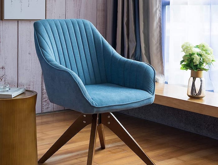objet tendance 2021 une chaise bleu en style classique près de la fenetre sur un sol en planches
