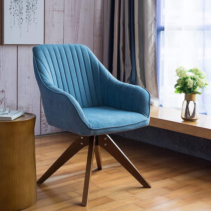 objet tendance 2021 une chaise bleu en style classique près de la fenetre sur un sol en planches