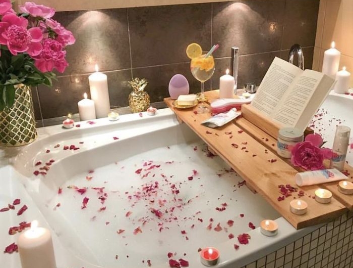 organiser une soirée cocooning spa maison baignoire pétales de roses o=bougies pont de baignoire lecture cocktail