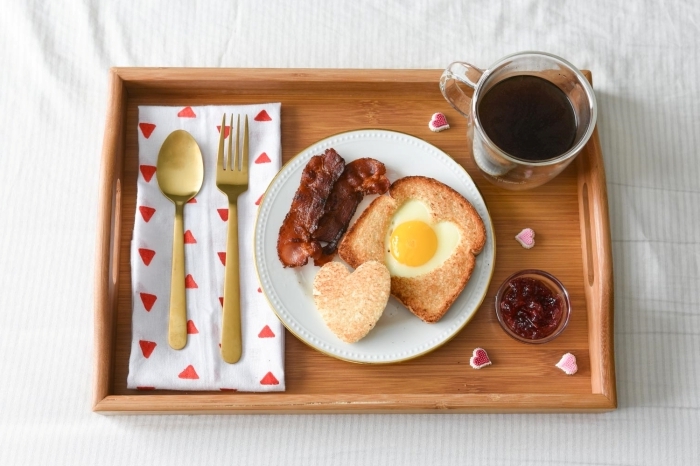 pain doré oeuf en forme de coeur avec emporte pièce image de petit déjeuner tasse de café